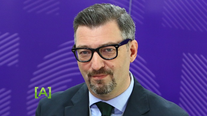 Mali čamac vezati za EU luku